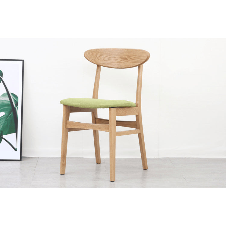 Elegant White Chair with Red Oak Wood and Soft Cotton Upholstery fyg-660
