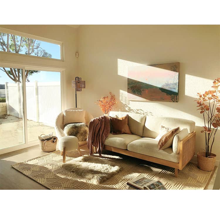 Stylish Grey Sofa with Natural Wood and Black Ash Accents – Rattan and Cotton Linen Blend htzm-1504